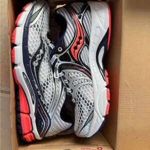 Saucony Triumph 11 Women's Shoes Size 8.5 White Coral & Navy. NEW CONDITION